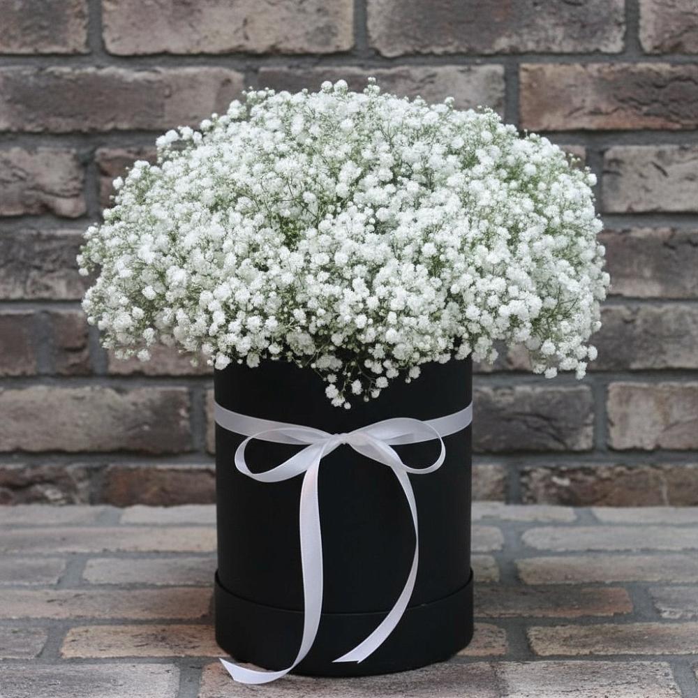 Цветочная композиция из Гипсофила в шляпной коробке в Долгое Ледово