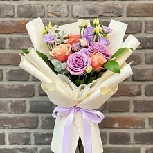 Букет цветов из:  Лизиантусы и Розы в Долгое Ледово